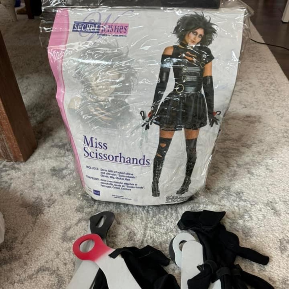 (Never worn) Miss Scissorhands w/ Scissors Hands Costume (size small)